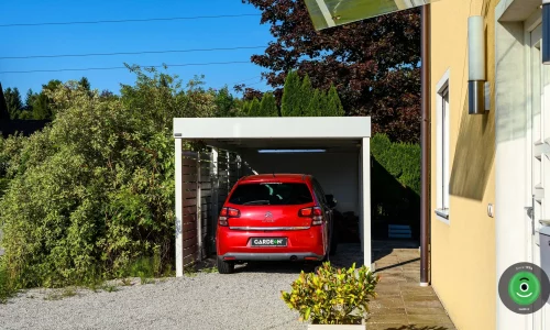 Přístřešek pro jedno auto vedle rodinného domu