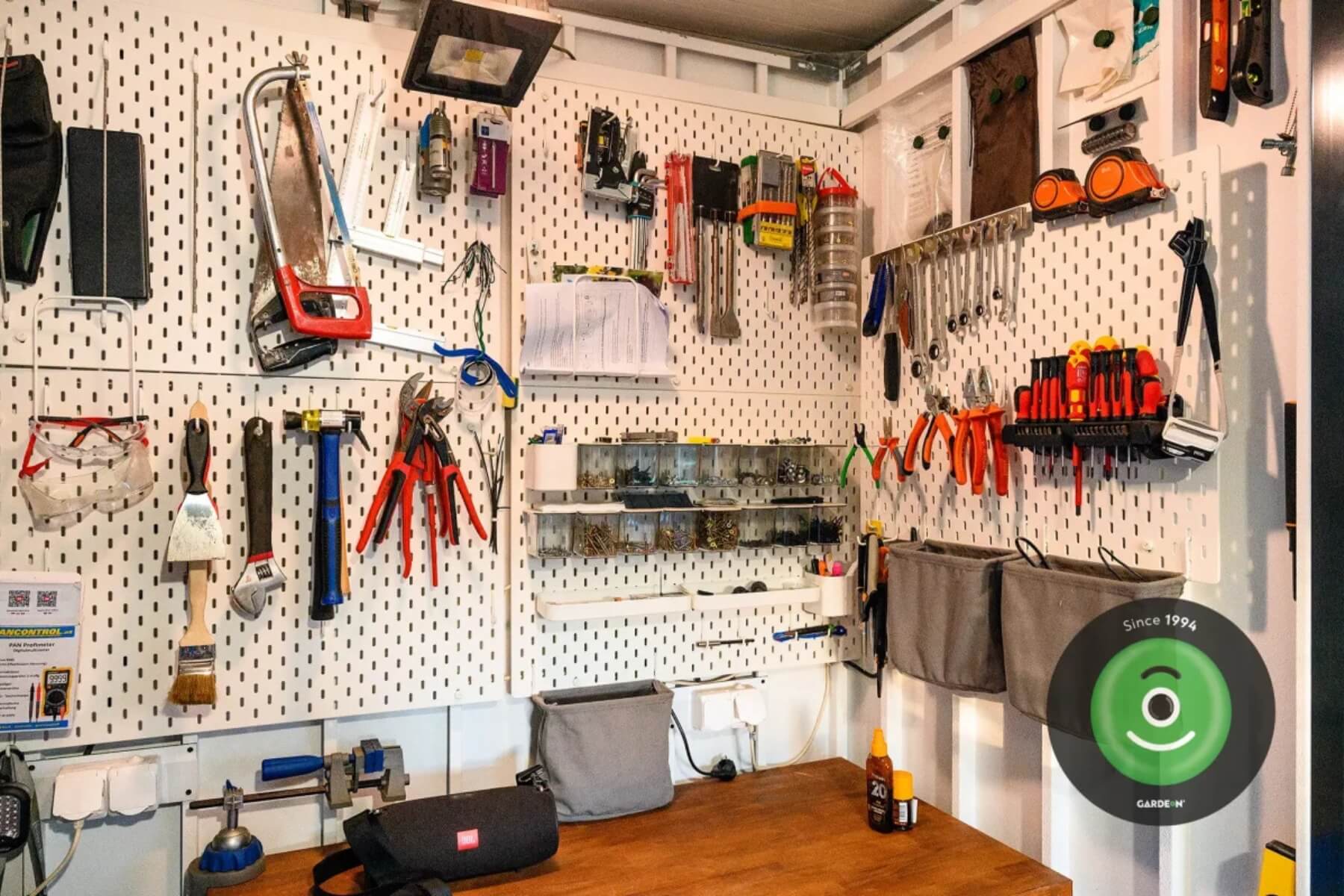 Dílna s nářadím v zahradním domku.