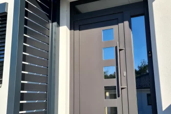 Vchodové dveře do domu s přístřeškem nad vchodem