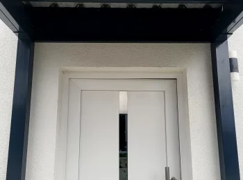 Vchodové dveře do domu a přístřešek s izolovanou střechou