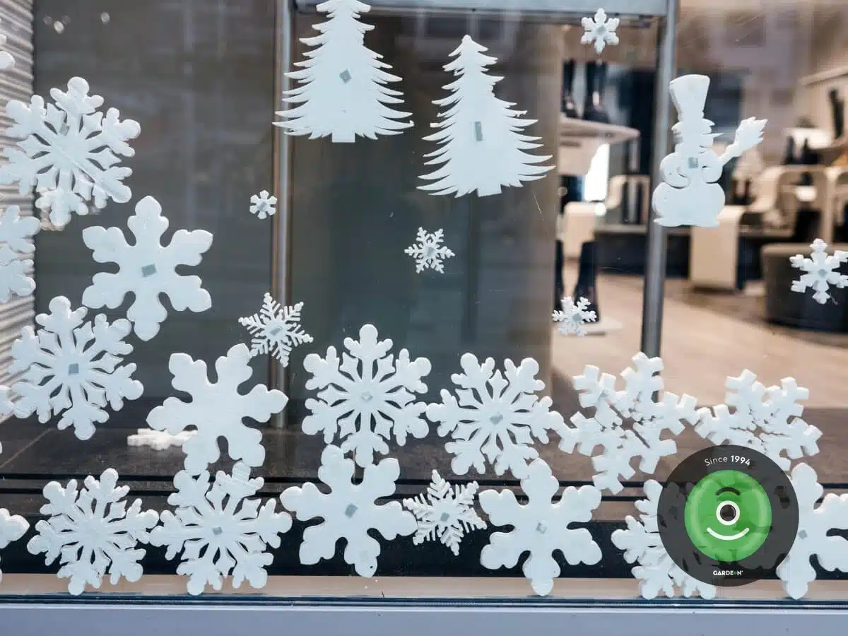 Bílé vánoční nálepky na okna ve tvaru vloček, stromků a sněhuláka