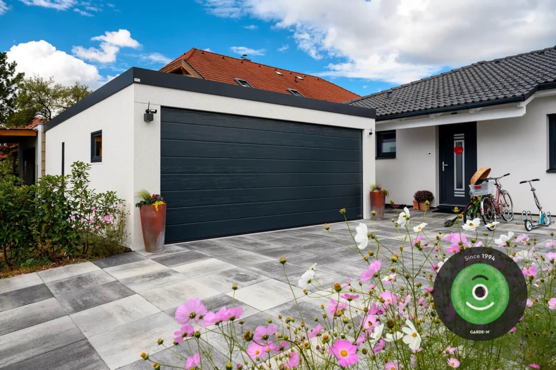 Montovaná garáž Gardeon s antracitovými vraty.