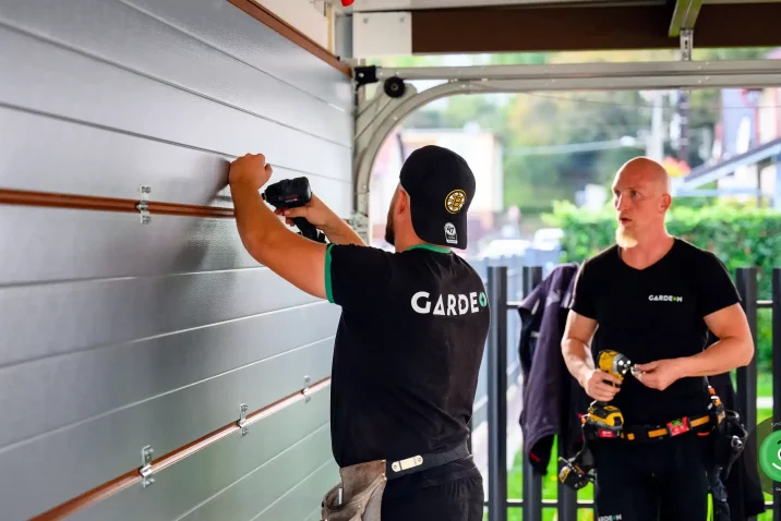 Montování posuvných garážových vrat usazených do přístřešku