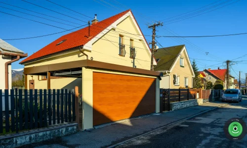 Přístřešek pro dvě auta s garážovými vraty