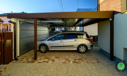 Stříbrné auto pod přístřeškem GARDEON s garážovými vraty