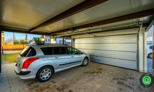 Zaparkované auto pod přístřeškem GARDEON s garážovými vraty