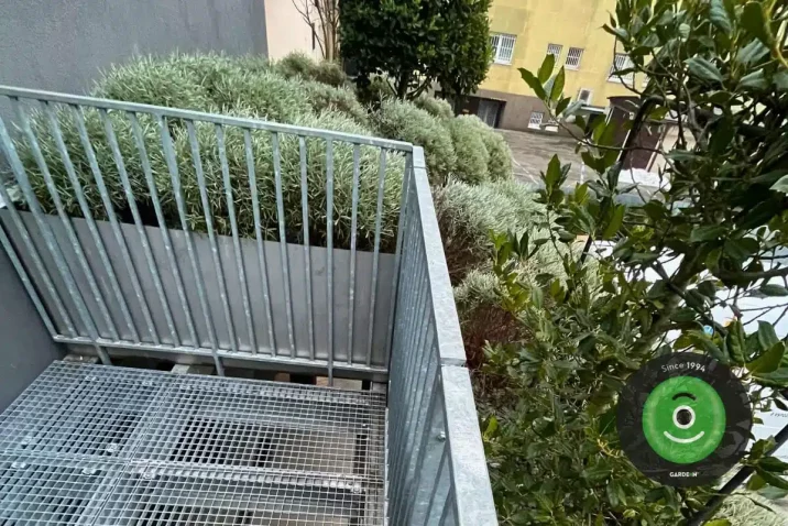 Zelená střecha se stromy u balkonu.