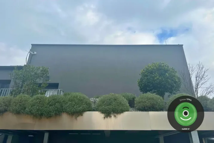 Zelená střecha se stromy a pěkně upravenými keři.