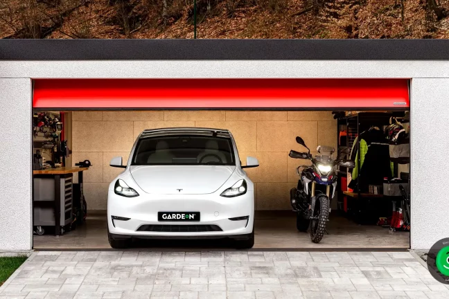 Tesla a motorka v garáži GARDEON s červenými vraty