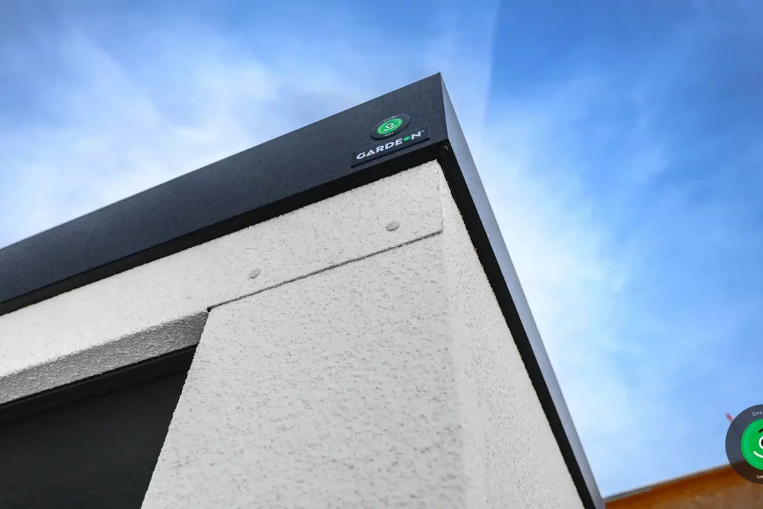 Detail na atiku v antracitové barvě