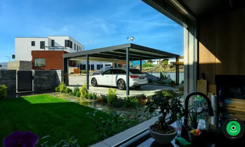 Auto zaparkované pod GARDEON přístřeškem