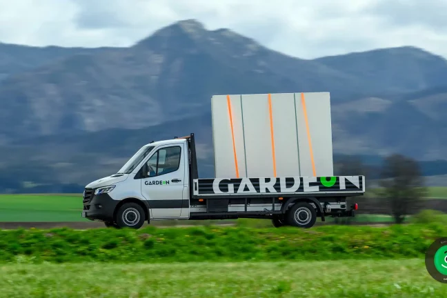 GARDEON valník s naloženou stavbou na cestě k zákazníkovi