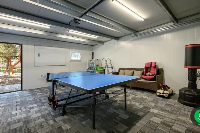 Interiér garáže Gardeon se stolem na stolní tenis