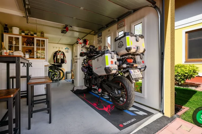 Vnitřek garáže gardeon se zaparkovanou motorkou