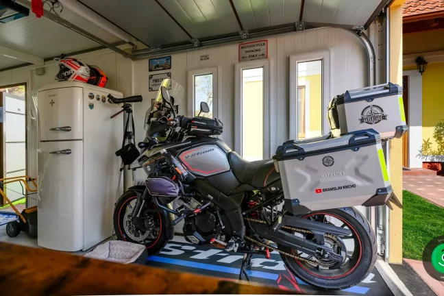 Motorka zaparkovaná v garáži gardeon