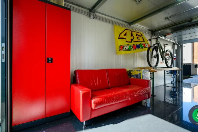 Interiér garáže Gardeon laděný do červené barvy