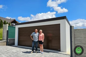 Spokojený zákazníci před garáží