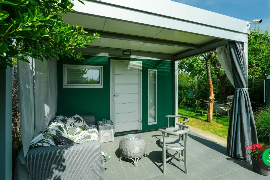 Letní posezení pod přístřeškem u zahradního domku