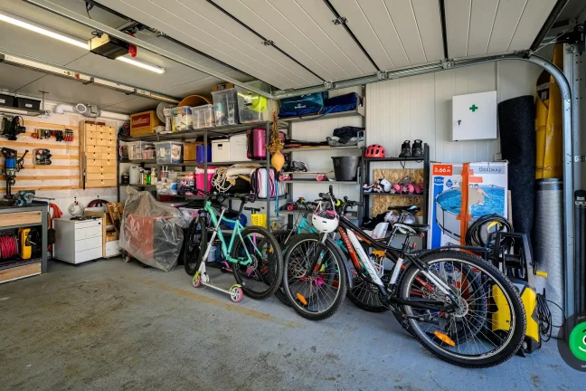 vnitřek garáže s úložným prostorem