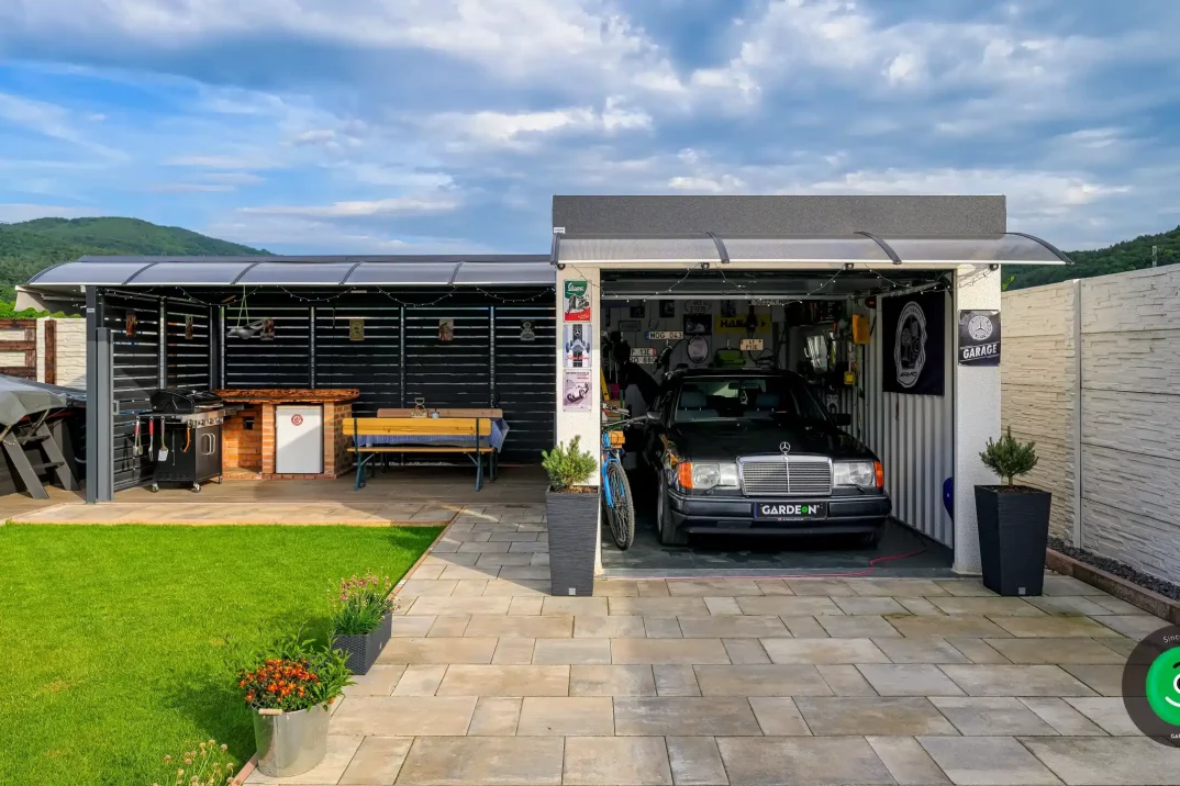 auto zaparkované v garáži vedle přístřešku