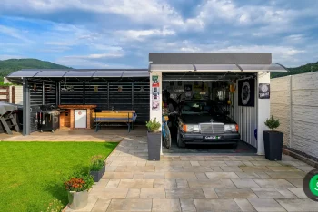 auto zaparkované v garáži vedle přístřešku