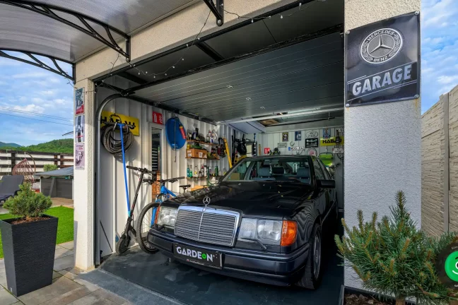 vnitřek garáže pro jedno auto