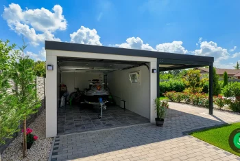 skútr uložený v garáži s přístřeškem