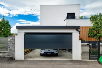 přístřešek pro auto s garážovou bránou