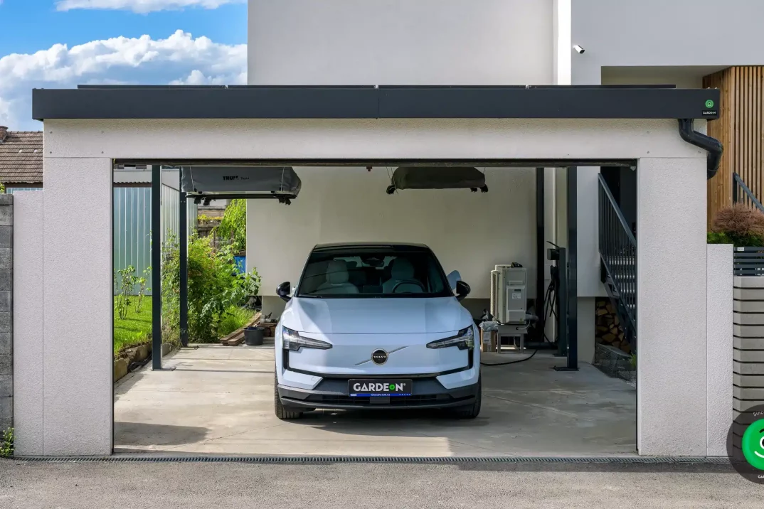 auto zaparkované pod přístřeškem s garážovou širokou bránou