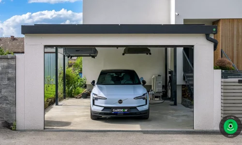 auto zaparkované pod přístřeškem s garážovou širokou bránou