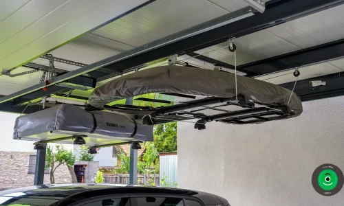detail na garážová vrata osazená na přístřešek