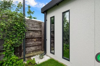 dva světlíky na boční straně zahradního domku