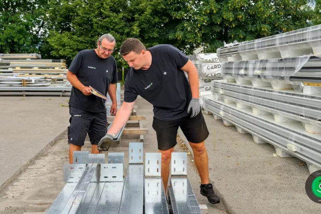 skladníci ve skladových prostorách s materiálem pro stavby