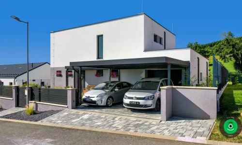 Dvoumístný přístřešek s plochou střechou a elegantním designem.