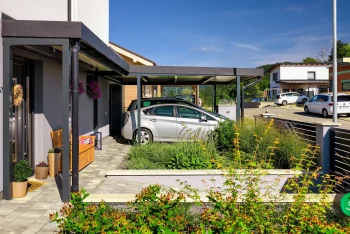 Přístřešek z odolného materiálu chrání dva automobily před povětrnostními vlivy
