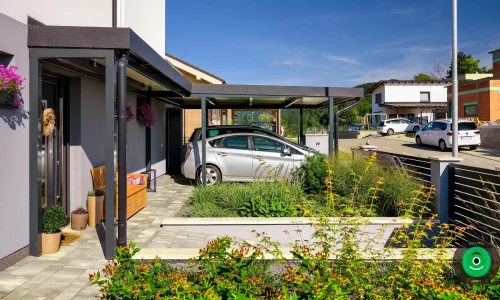 Přístřešek z odolného materiálu chrání dva automobily před povětrnostními vlivy