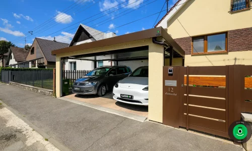 Kombinace žluté omítky a hnědé brány pro moderní přístřešek