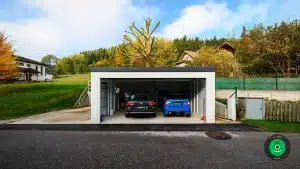 dvě auta parkující v široké garáži
