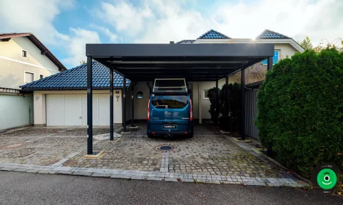 přístřešek pro auto u rodinného domu