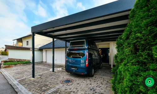 auto pod velkým prostorným přístřeškem
