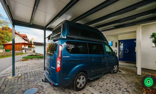 auto pod přístřeškem před vchodovými dveřmi