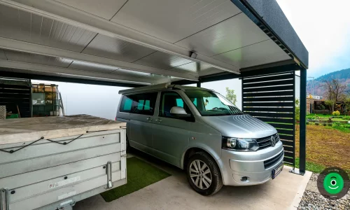 přístřešek s kovovou výplní která chrání před špatným počasím