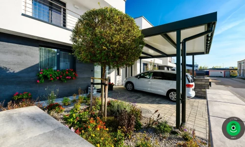 boční pohled na přístřešek pro dvě auta