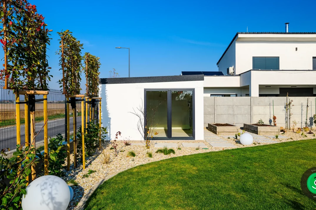 malebný zahradní domek s velkými okny