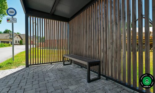 Útulný přístřešek ve formě praporku pro čekající na spoj.