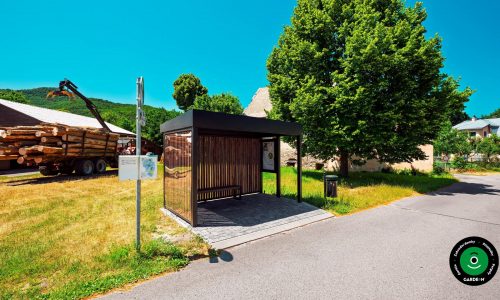 Moderní přístřešek ve formě praporku s boční výplní