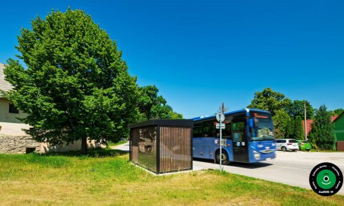 Zastávkový přístřešek chrání cestující před větrem a deštěm.