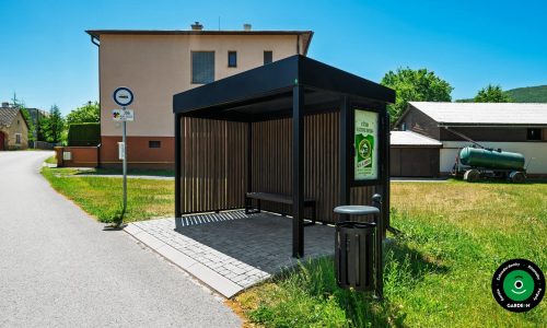 Přístřešek ve formě praporku se stříškou a bočními stěnami.