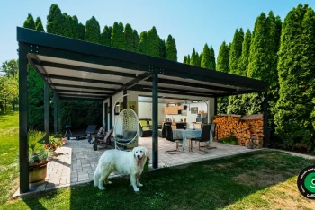 Zahradní domek s přístřeškem vhodným pro letní posezení a relax