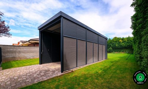 Uzavřený kovový přístřešek s lamelovými stěnami na zahradě.